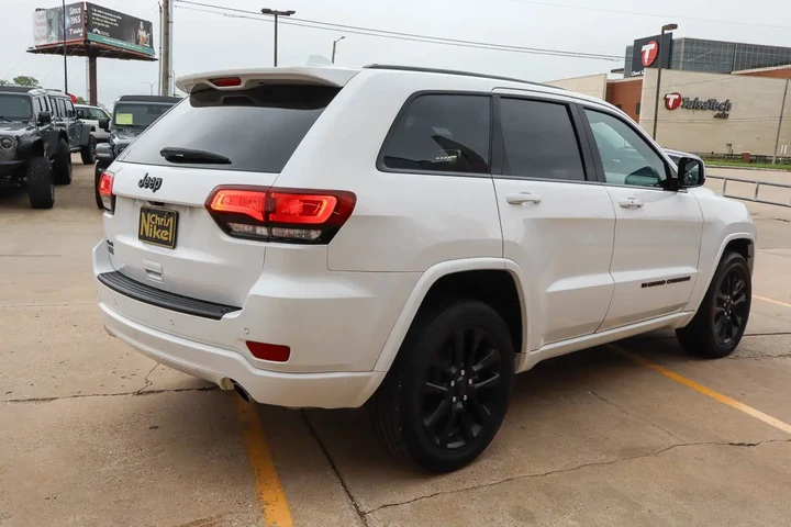 $27587 : 2022 Grand Cherokee WK Laredo image 5