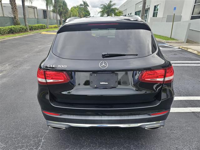 $13700 : Mercedes Benz glc 300 image 5