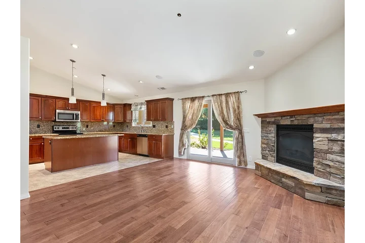 $1600 : Welcome to this beautifully image 5