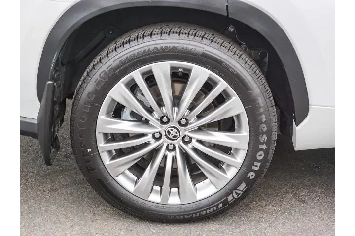 $39581 : Toyota Highlander 2023 AWD L image 9