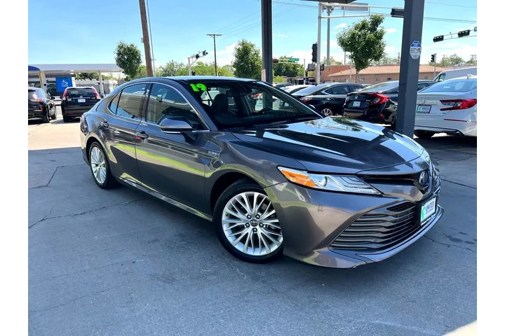 2019 Camry Hybrid XLE image 3