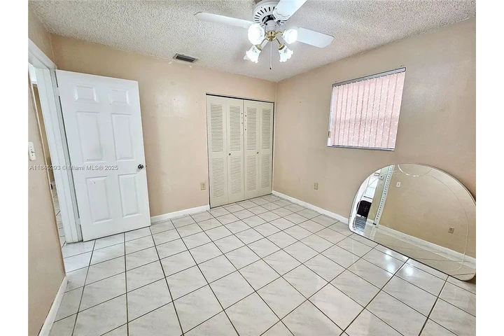 $900 : Spacious and well-maintained 2 image 3