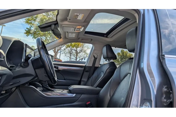 $41290 : 2022 Highlander Hybrid Limited image 4