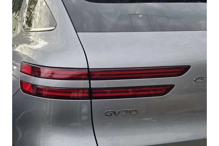 $38971 : Genesis GV70 2024 AWD 2.5T S image 8