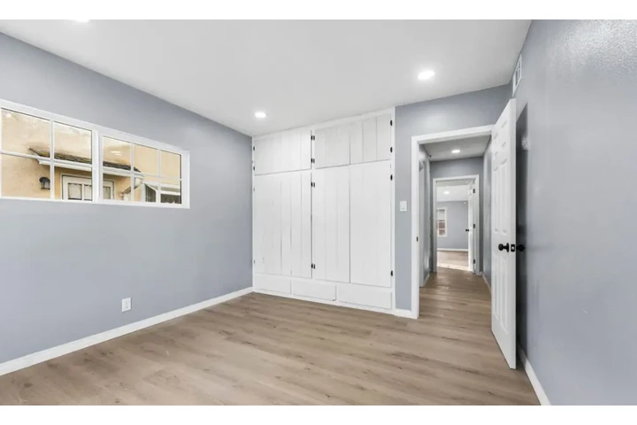 $2450 : 3Bed 2Bath Home In South Gate image 6