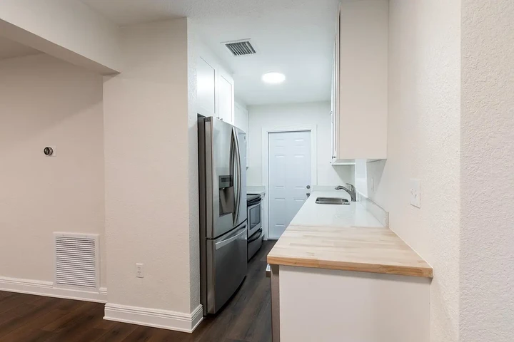 $800 : Charming 2-bed/1-bath detached image 8