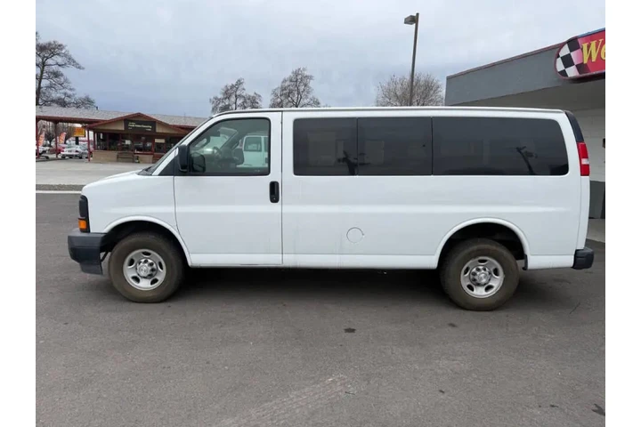 $15571 : 2017 Express 2500 image 4