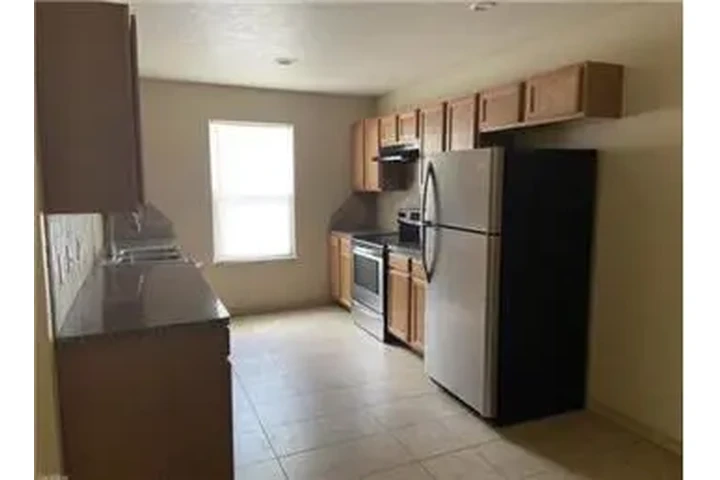 $1250 : Rental property with 3 bedro image 2