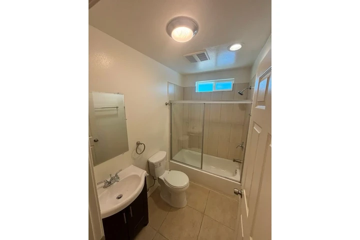 $2300 : 3 Bedroom 2bath in South Gate image 8