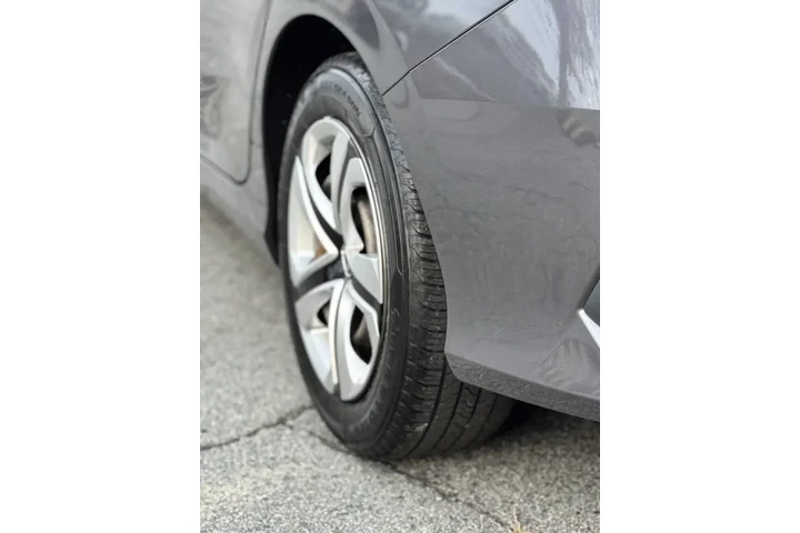 2018 Civic LX image 10