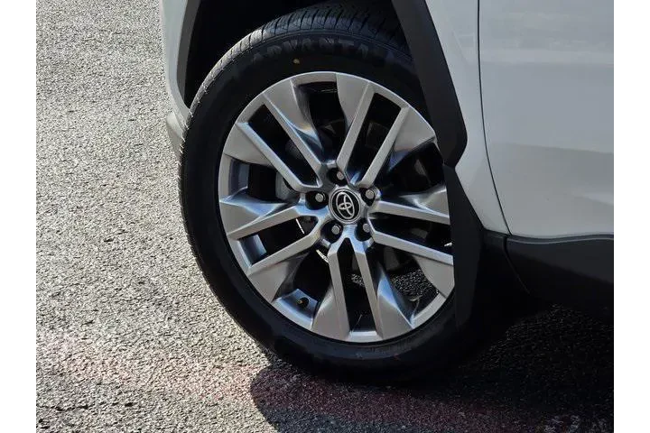 $27995 : Toyota RAV4 2022 XLE Premium image 8