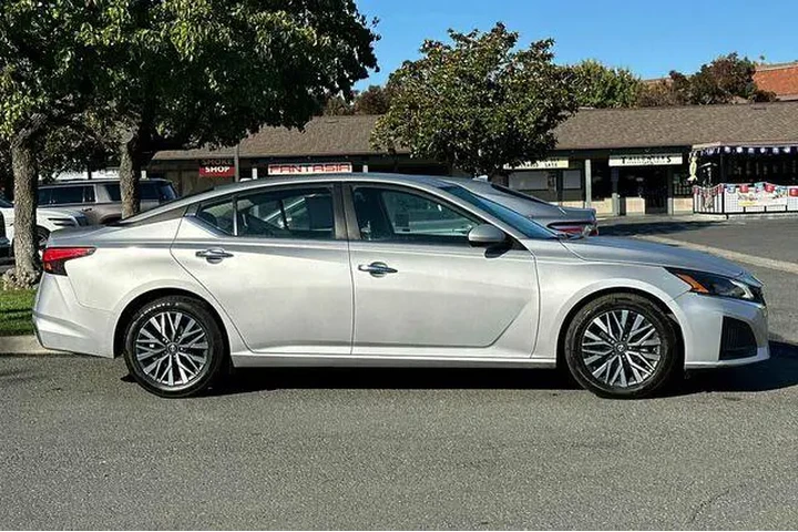$18850 : Nissan Altima 2023 2.5 SV 4d image 7