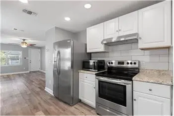 $850 : Rental property with 2 bedro image 7