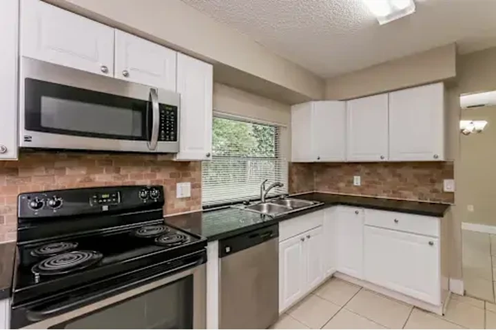 $2200 : 2 Bed 2 bath House in Miami image 4