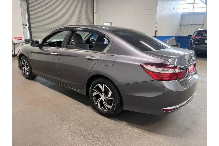 $15638 : Honda Accord 2017 LX 4dr Sed image 5
