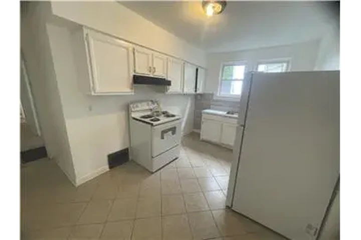 $750 : Rental property with 2 bedro image 10