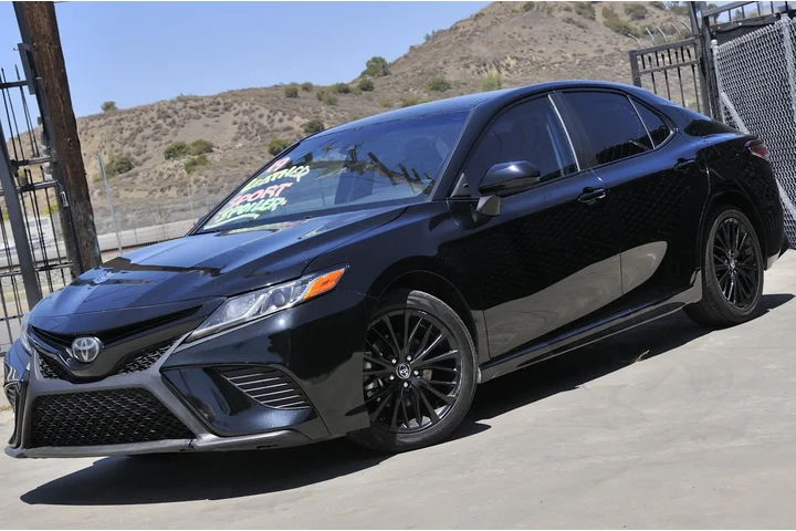 2019 Toyota Camry SE image 2