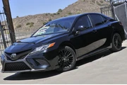 2019 Toyota Camry SE thumbnail