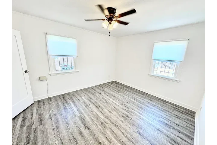 $1000 : Super cute, open floorplan wit image 3