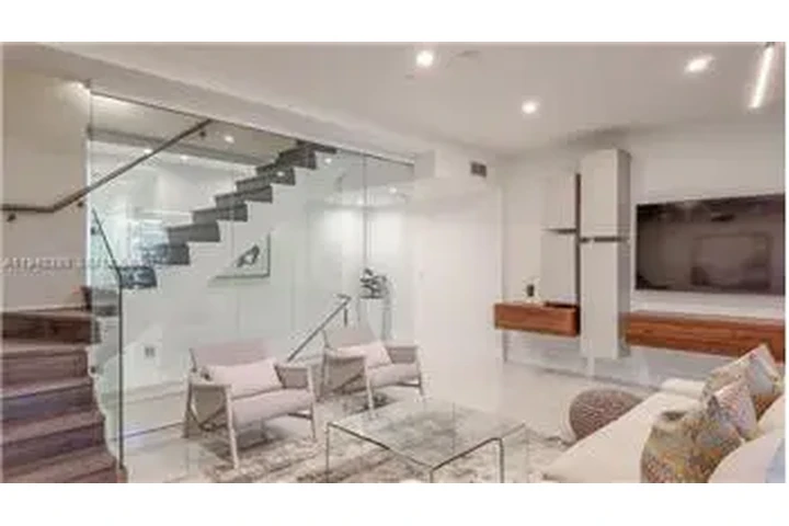 $10500 : Rental property with 3 bedro image 4