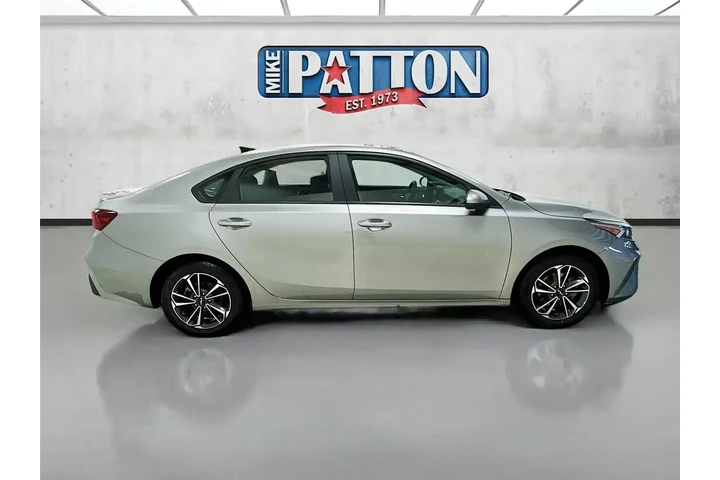 $16944 : Kia Forte 2023 LXS 4dr Sedan image 8