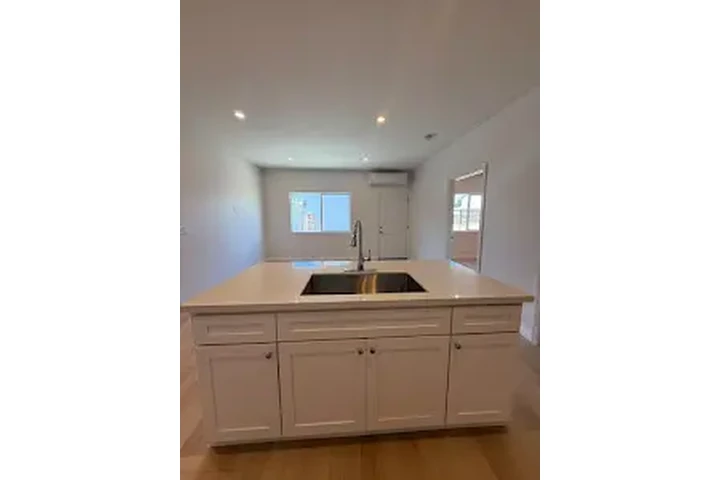 INGLEWOOD RENTO CASA NUEVA image 3