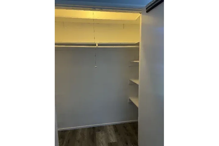 $950 : Se Renta cuarto para mujer image 3