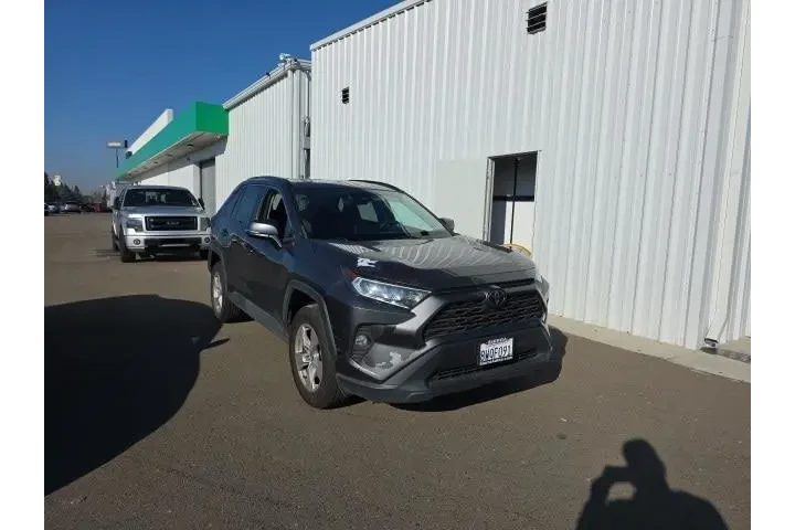 $21900 : Toyota RAV4 2021 XLE 4dr SUV image 1