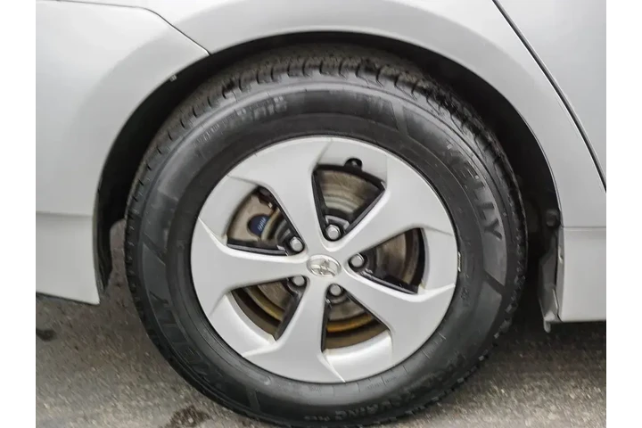 $9981 : Toyota Prius 2013 Four 4dr H image 10