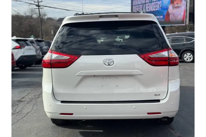 $16995 : 2017 Sienna XLE 8-Passenger image 8