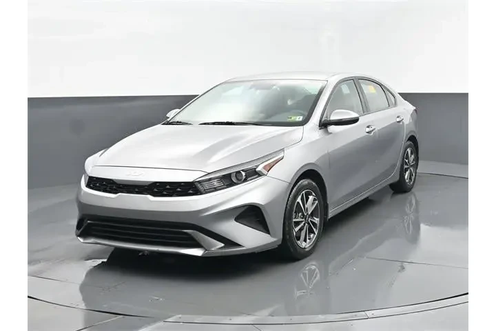 $17585 : Kia Forte 2024 LXS 4dr Sedan image 2