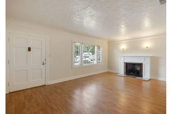 $2050 : Spacious 2 Bedroom in Lynwood image 3
