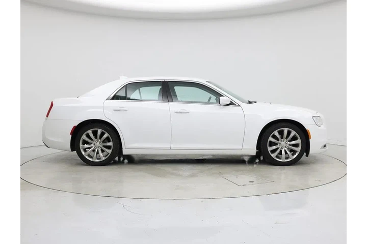 $17998 : Chrysler 300 2019 Touring 4d image 7