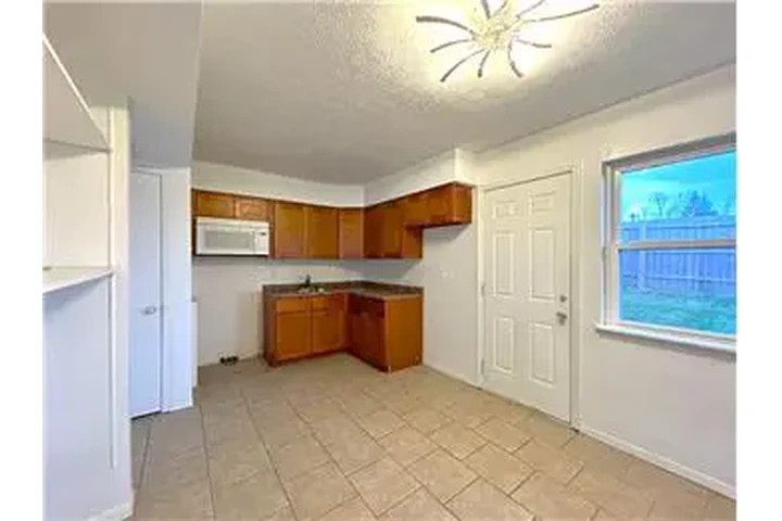 $550 : Rental property with 2 bedro image 5