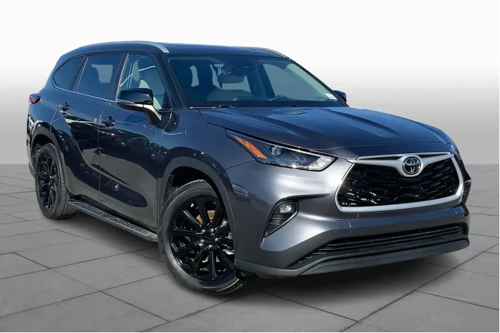 $37989 : Toyota Highlander 2023 L 4dr image 2