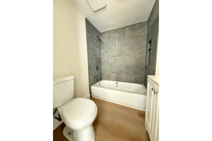 $2800 : 433 W Century Blvd. LA, CA image 8