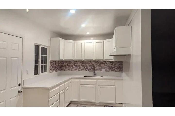 $1500 : Norwalk 3 - 1 Bath Available image 4