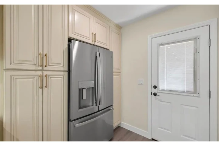 $2500 : 3 Bedroom Home in Leimert Park image 3