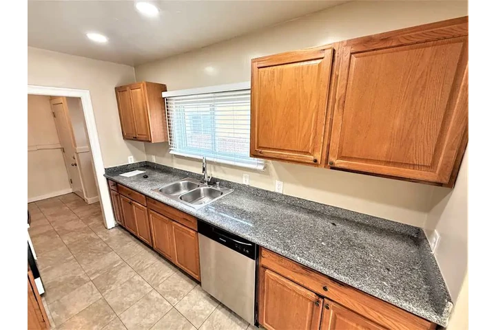 $2000 : 2 bed 1 bath home in LA image 8