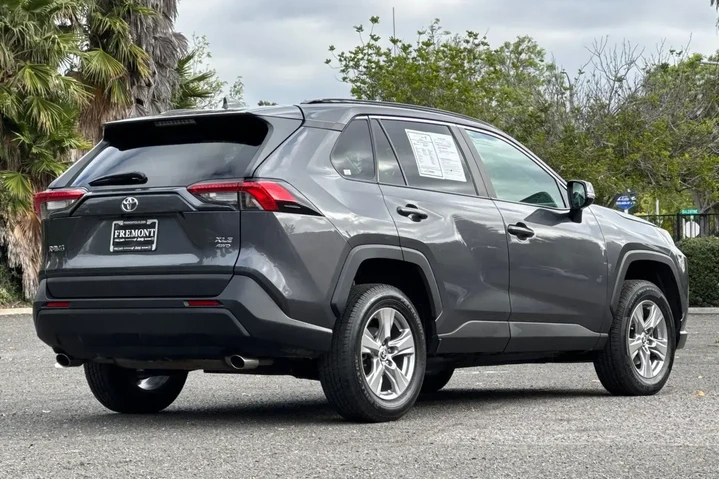 $28987 : Toyota RAV4 2023 AWD XLE 4dr image 3