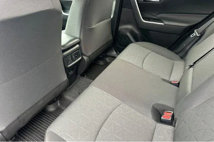 $30900 : Toyota RAV4 2024 AWD XLE 4dr image 7