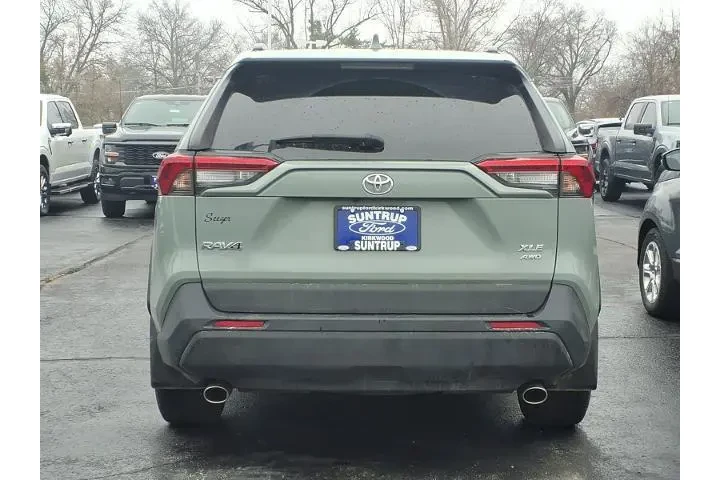 $24985 : Toyota RAV4 2021 AWD XLE Pre image 3