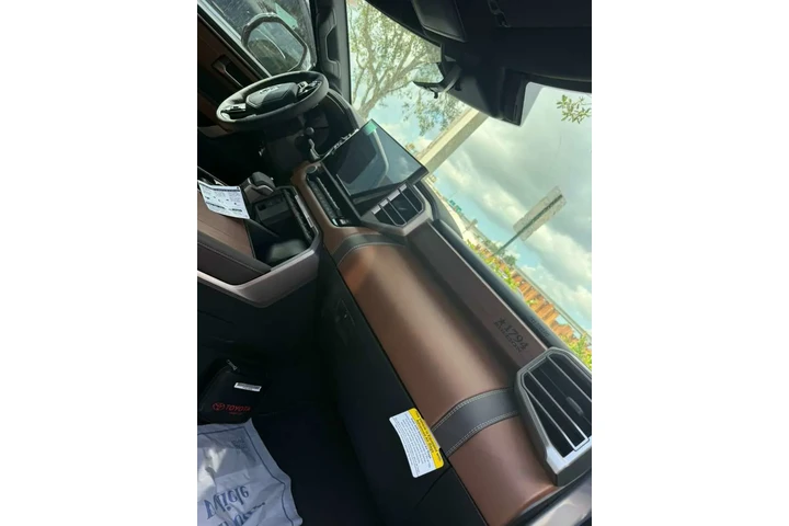 $70000 : 🚘 Tundra 2025 * image 5