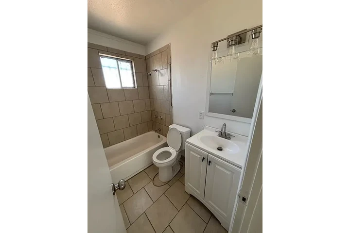 $800 : Beautiful Home...Phoenix, AZ image 6