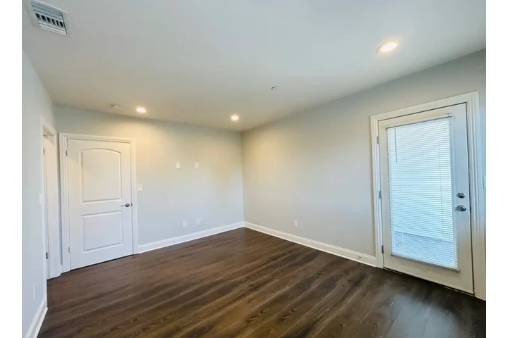 $1955 : 2 Bedroom Apt In Los Angeles image 4