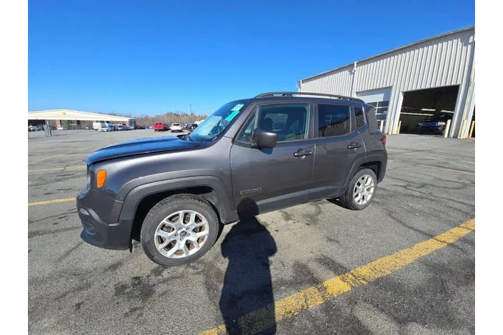 $7995 : 2016 Renegade Latitude image 4