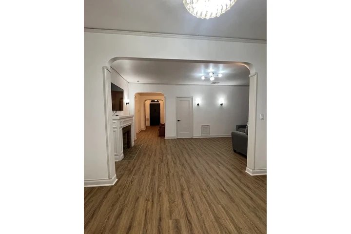 $1000 : spacious Cute updated home image 5