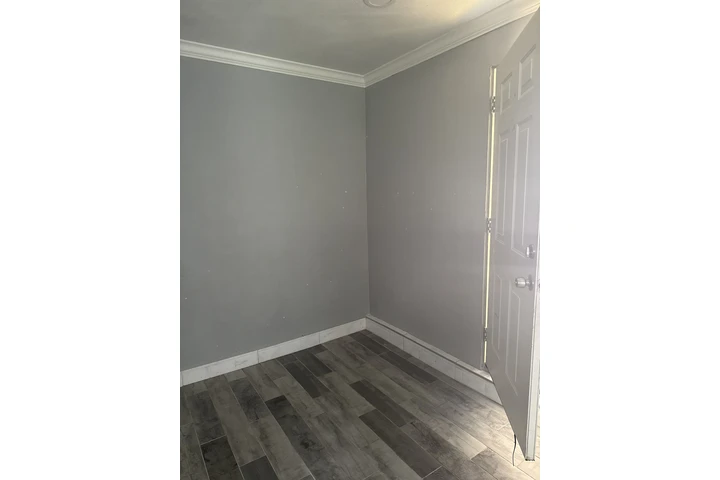 $1400 : Garage image 3