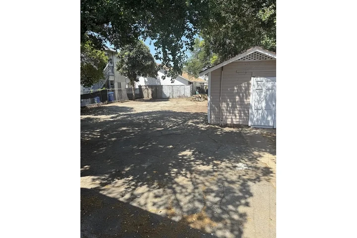 $3000 : Charming Single-Family House image 3