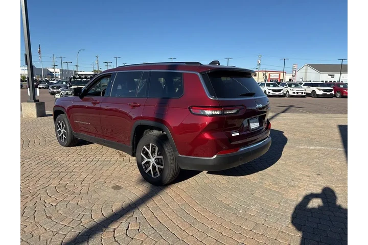 $37999 : 2023 Grand Cherokee L Limited image 7